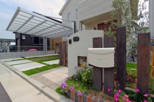 枕木のスリットがアクセントの外構　加古川市２
