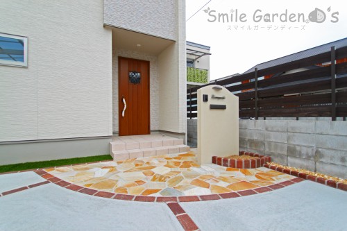 塗り壁 アプローチ 花壇