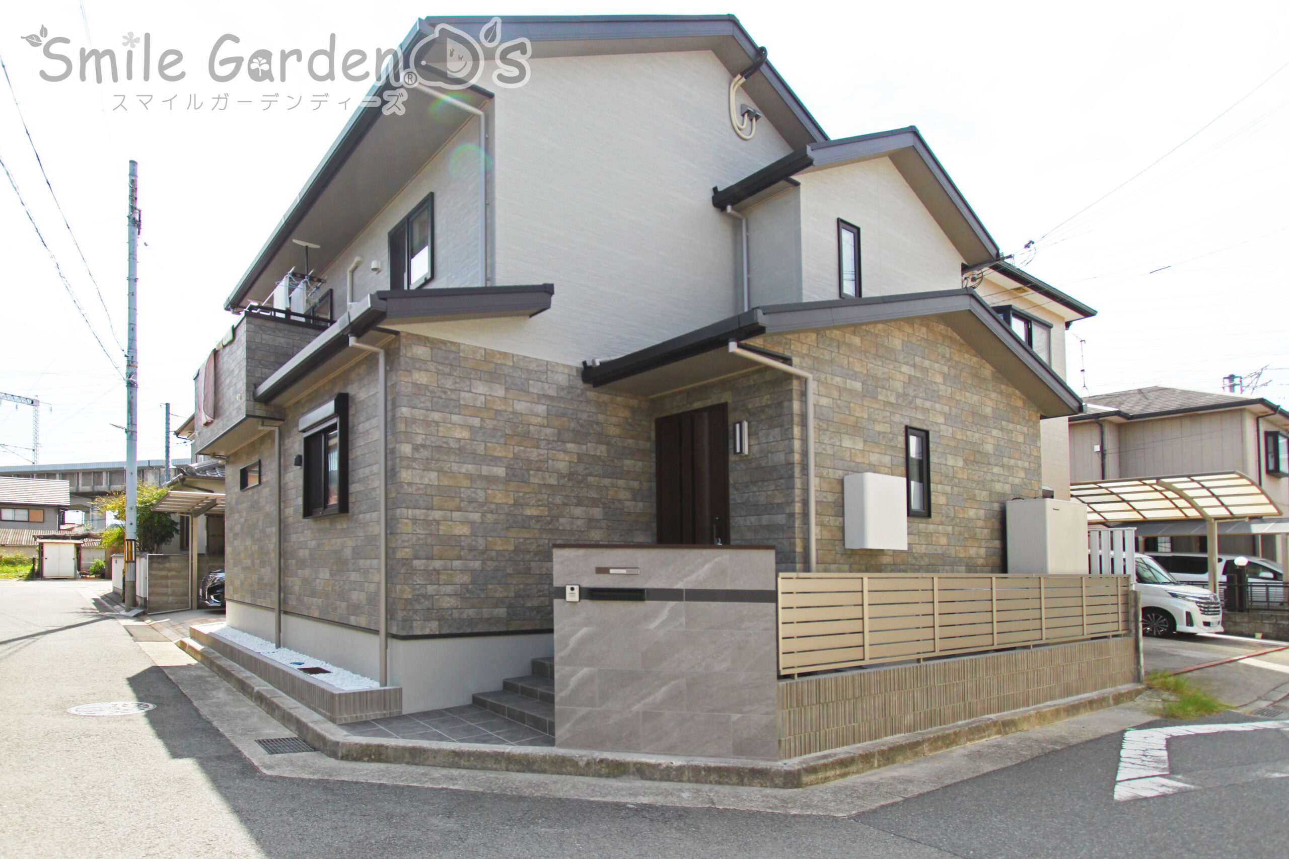 住宅の風格と調和する、モダンな素材で一新した外構