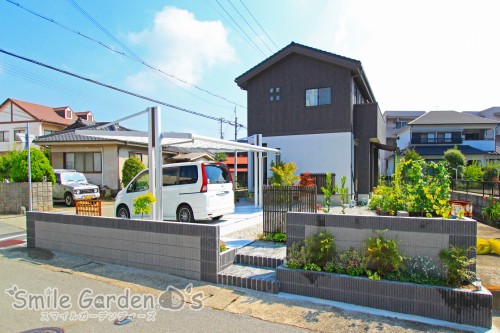 街角をささやかに彩り地域になじむ外構