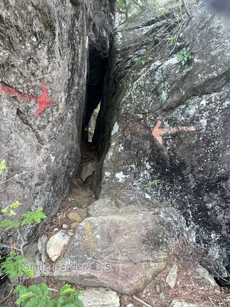 岩穴　登山道　